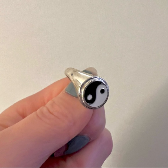 EVRY JEWELS YIN YANG "YOU COMPLETE ME" SILVER-PLATED SIGNET RING - Picture 4 of 13
